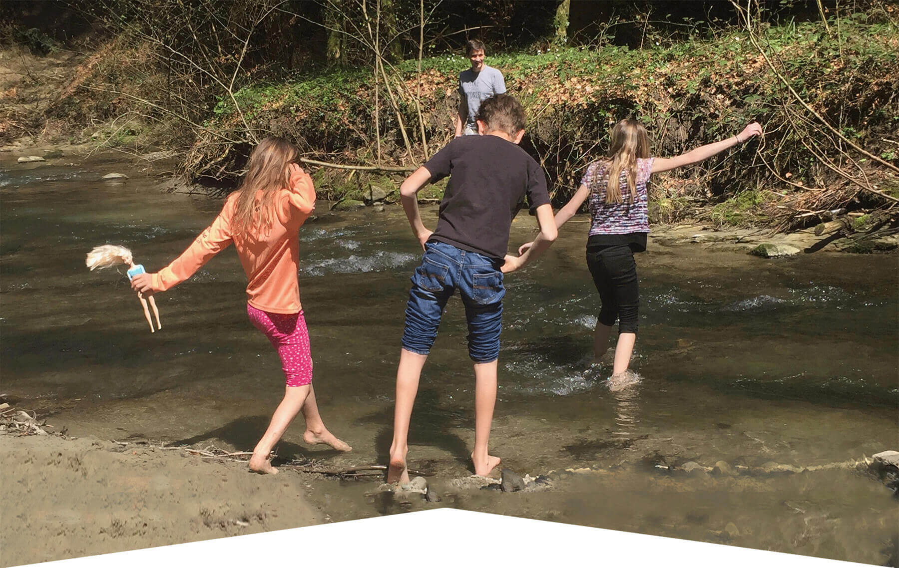 3 enfants qui traversent une rivière pour rejoindre leur père de l'autre côté